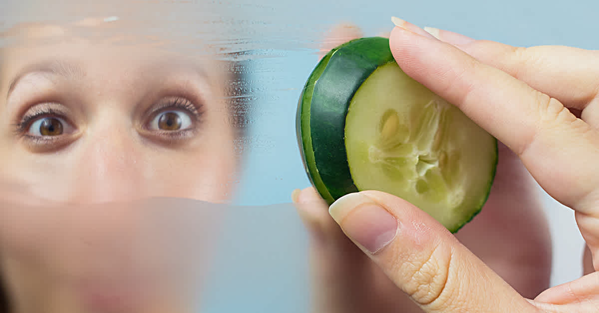 Rub a cucumber slice on the mirror